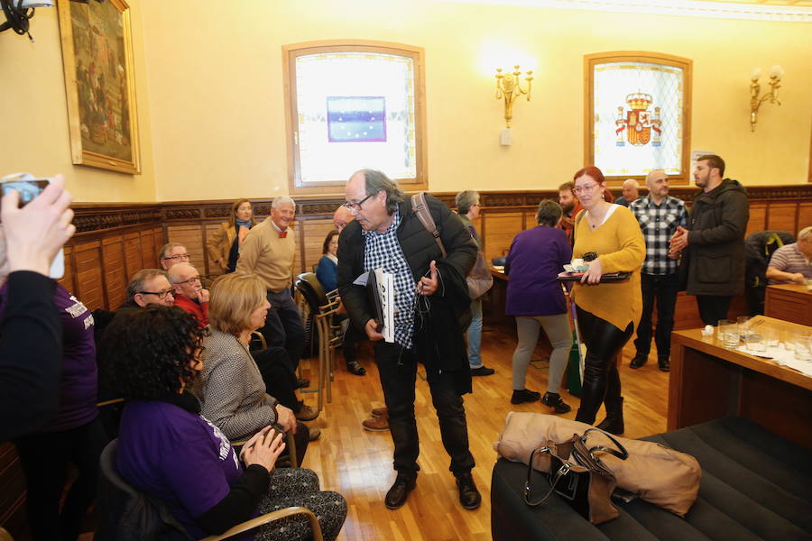 Los vecinos de Gijón encerrados en el Salón de Plenos del Ayuntamiento para reclamar la firma del convenio del plan de vías han puesto fin a la protesta tras reunirse con la delegada del Gobierno en Asturias, Delia Losa, quien ha anunciado que se aprobará en Consejo de Ministros antes de las elecciones generales del 28 de abril.