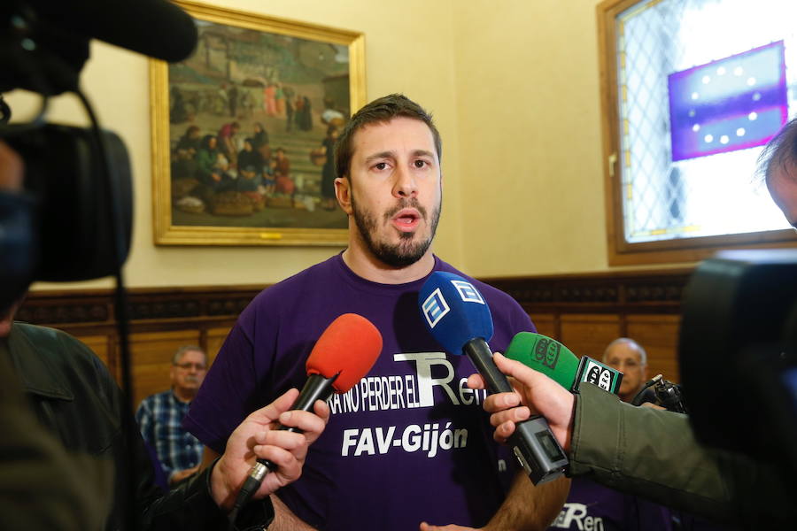 Los vecinos de Gijón encerrados en el Salón de Plenos del Ayuntamiento para reclamar la firma del convenio del plan de vías han puesto fin a la protesta tras reunirse con la delegada del Gobierno en Asturias, Delia Losa, quien ha anunciado que se aprobará en Consejo de Ministros antes de las elecciones generales del 28 de abril.