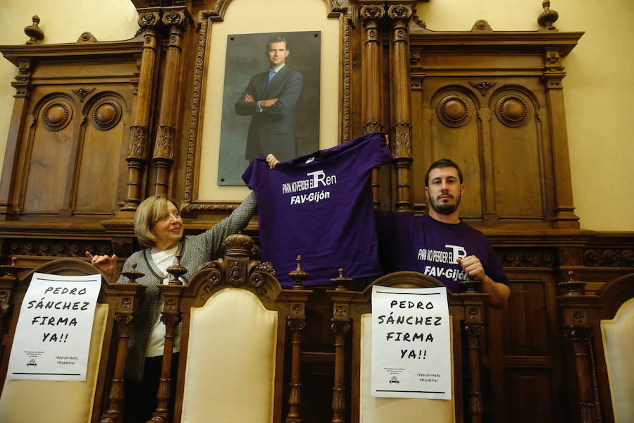 Los vecinos de Gijón encerrados en el Salón de Plenos del Ayuntamiento para reclamar la firma del convenio del plan de vías han puesto fin a la protesta tras reunirse con la delegada del Gobierno en Asturias, Delia Losa, quien ha anunciado que se aprobará en Consejo de Ministros antes de las elecciones generales del 28 de abril.