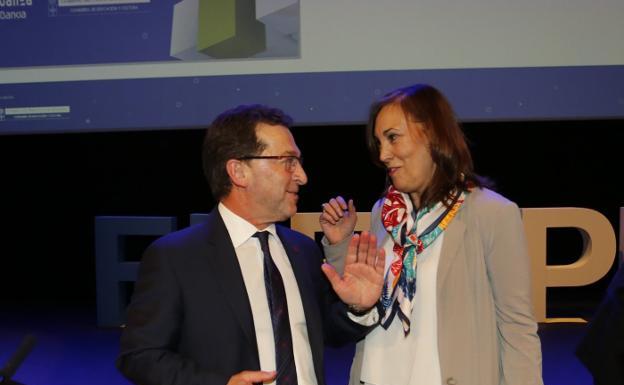 El consejero de Educación, Genaro Alonso, con la directora de FP del ministerio, Clara Sanz. 
