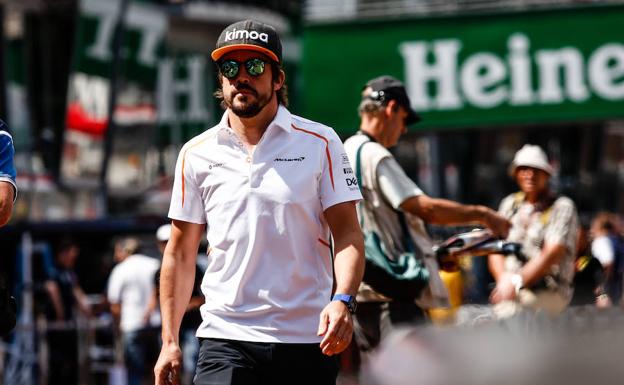 Fernando Alonso paseando por el paddock