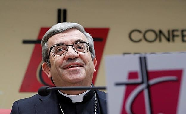 El secretario general de la Conferencia Episcopal Española (CEE), Luis Argüello, durante la rueda de prensa tras la Asamblea Plenaria de la CEE.