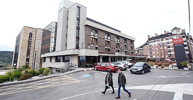 Una vista de La Gruta (New Hotel), cerrada desde el pasado mes de enero ante la falta de consenso con su acreedor mayoritario, el Banco Santander. 