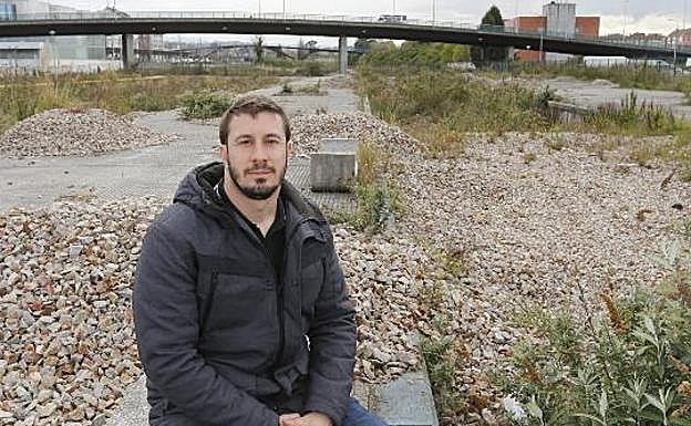 Adrián Arias, en los terrenos del 'solarón' sin adecuar. 