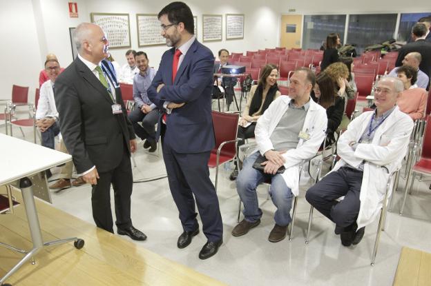 El gerente del hospital, Luis Hevia, con los visitantes. :: MARIO ROJAS