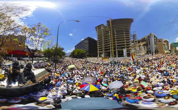 Venezolanos se manifiestan en Caracas. 