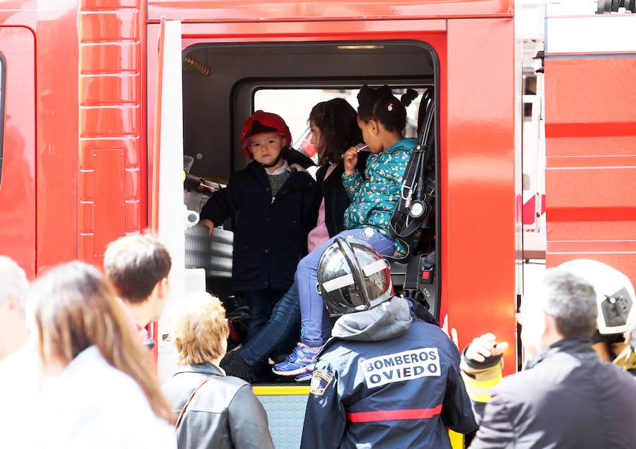 Más de 300 bomberos de toda España entregan 172.000 euros a la familia del bombero fallecido en el incendio de Uría hace tres años.