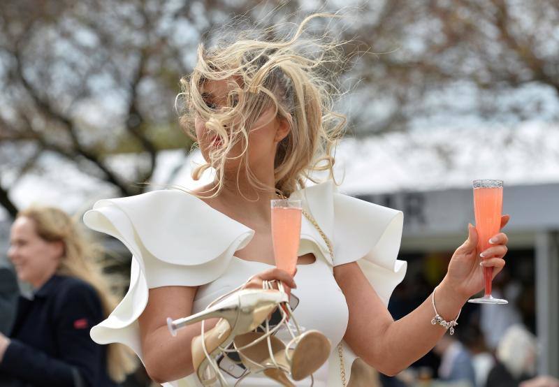 Son las dos caras de la 'Ladies Day', la diesta que celebra por el FGrand National, una de las carreras de caballos más famosas del mundo. Los estilismos más sofisticados acaban perdiendo en protagonismo cuando el alcohol hace acto de presencia. 