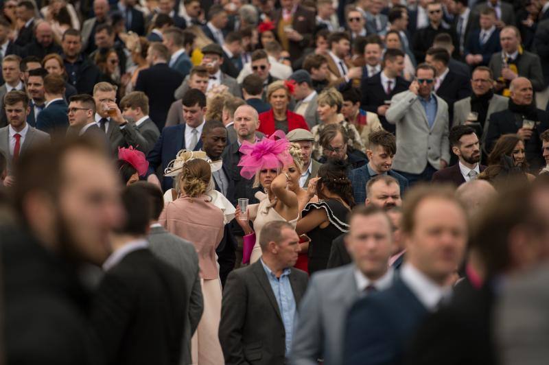 Son las dos caras de la 'Ladies Day', la diesta que celebra por el FGrand National, una de las carreras de caballos más famosas del mundo. Los estilismos más sofisticados acaban perdiendo en protagonismo cuando el alcohol hace acto de presencia. 