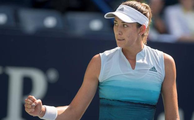 Garbiñe Muguruza celebra la victoria ante la tenista eslovaca Magdalena Rybarikova.