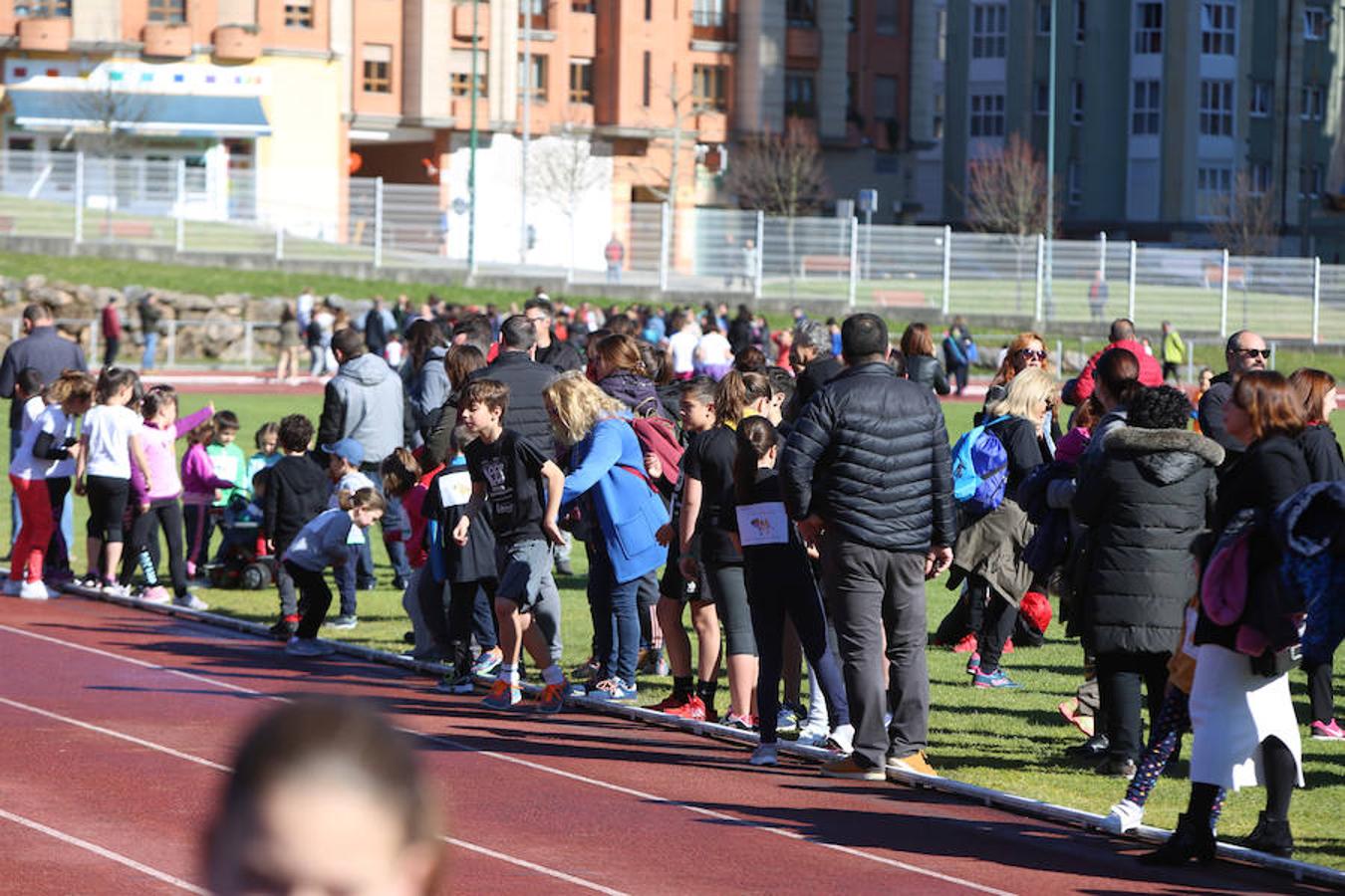 Cientos de escolares avilesinos y castrillonenses participan en la carrera solidaria celebrada en el estadio de atletismo Yago Lamela