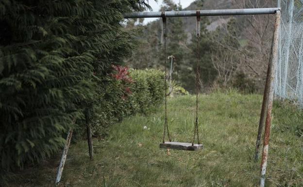 El único columpio de Ponticiella, en Villayón, corroído por el óxido y la falta de uso. 