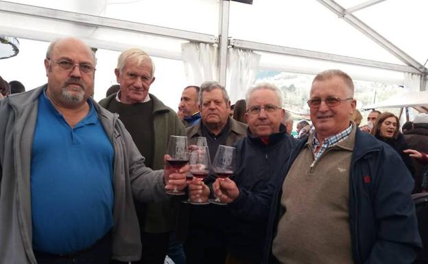 Productores locales, brindando con sus caldos durante la undécima Feria del Vino de Ibias