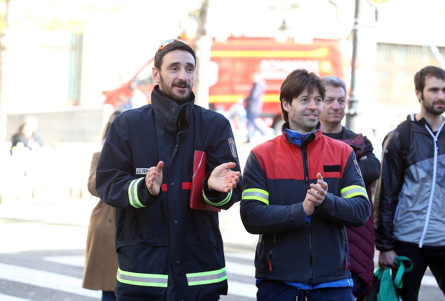 Más de 400 corredores han participado en el III Memorial Eloy Palacio, el bombero fallecido en el incendio del número 58 de la calle Uría. El broche final ha corrido a cargo de la espectacular prueba el Último Bombero.