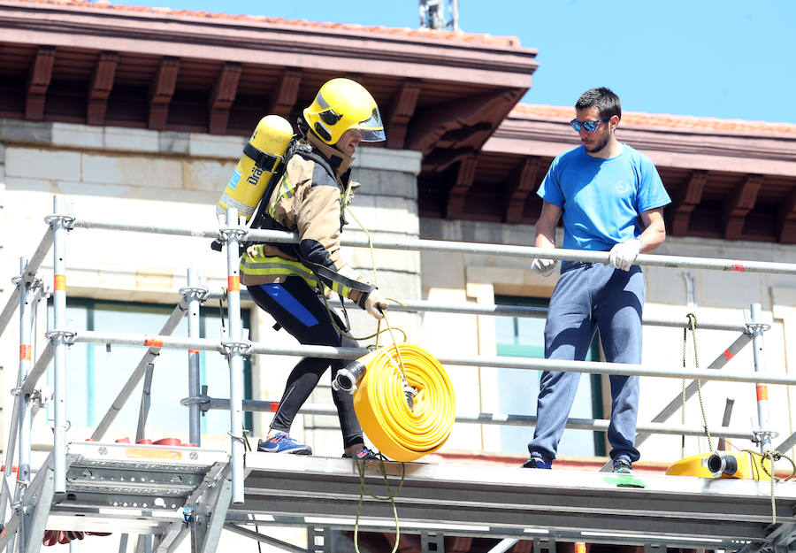 Más de 400 corredores han participado en el III Memorial Eloy Palacio, el bombero fallecido en el incendio del número 58 de la calle Uría. El broche final ha corrido a cargo de la espectacular prueba el Último Bombero.