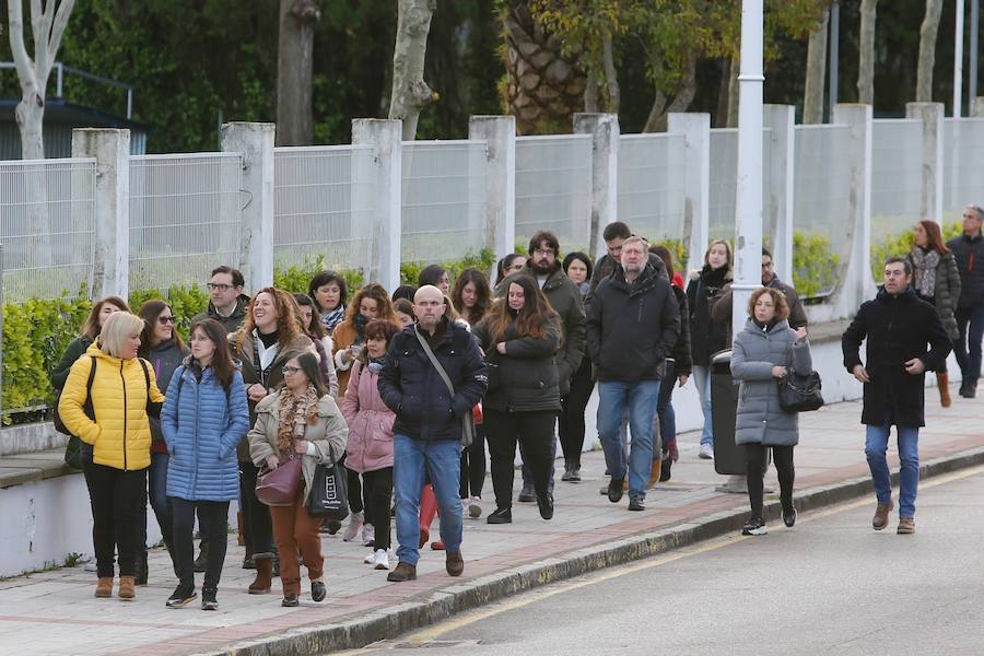 Más de 20.700 personas se han inscrito para presentarse a las oposiciones convocadas por el Sespa para cubrir 232 plazas de auxiliar administrativo. El examen se desarrolla en dos turnos en el ferial Luis Adaro de Gijón.