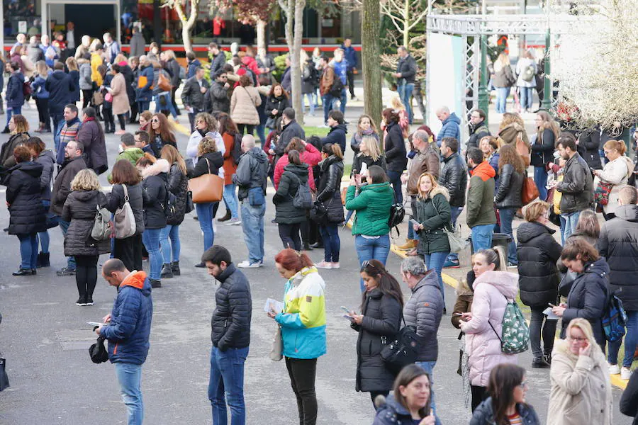 Más de 20.700 personas se han inscrito para presentarse a las oposiciones convocadas por el Sespa para cubrir 232 plazas de auxiliar administrativo. El examen se desarrolla en dos turnos en el ferial Luis Adaro de Gijón.