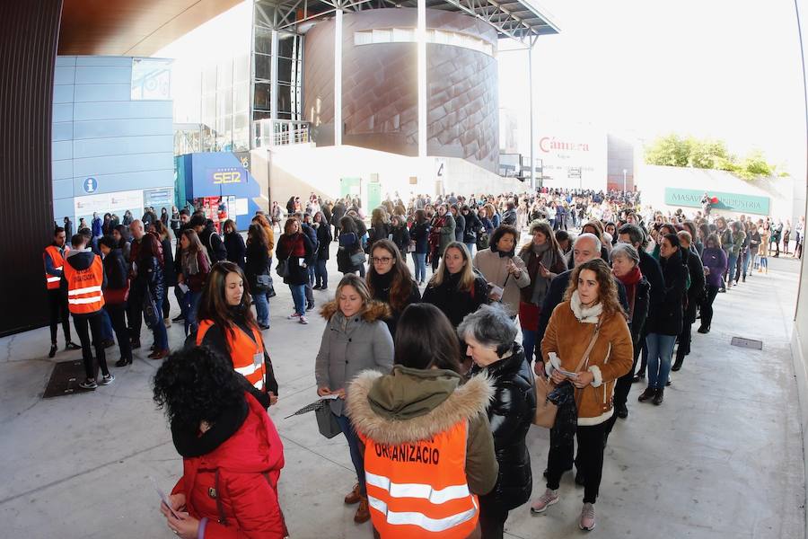 Más de 20.700 personas se han inscrito para presentarse a las oposiciones convocadas por el Sespa para cubrir 232 plazas de auxiliar administrativo. El examen se desarrolla en dos turnos en el ferial Luis Adaro de Gijón.