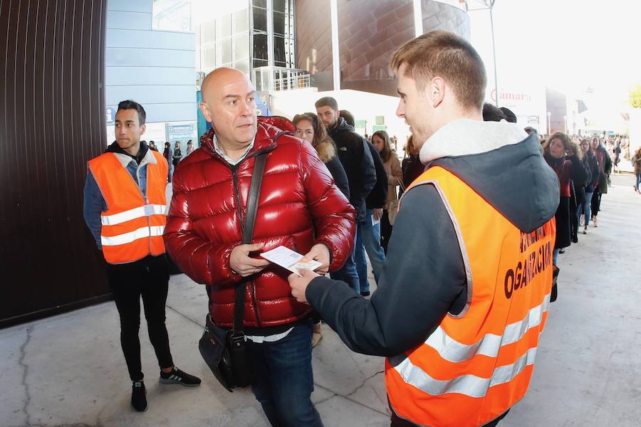 Más de 20.700 personas se han inscrito para presentarse a las oposiciones convocadas por el Sespa para cubrir 232 plazas de auxiliar administrativo. El examen se desarrolla en dos turnos en el ferial Luis Adaro de Gijón.