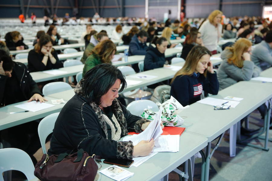 Más de 20.700 personas se han inscrito para presentarse a las oposiciones convocadas por el Sespa para cubrir 232 plazas de auxiliar administrativo. El examen se desarrolla en dos turnos en el ferial Luis Adaro de Gijón.