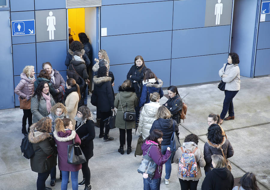 Más de 20.700 personas se han inscrito para presentarse a las oposiciones convocadas por el Sespa para cubrir 232 plazas de auxiliar administrativo. El examen se desarrolla en dos turnos en el ferial Luis Adaro de Gijón.