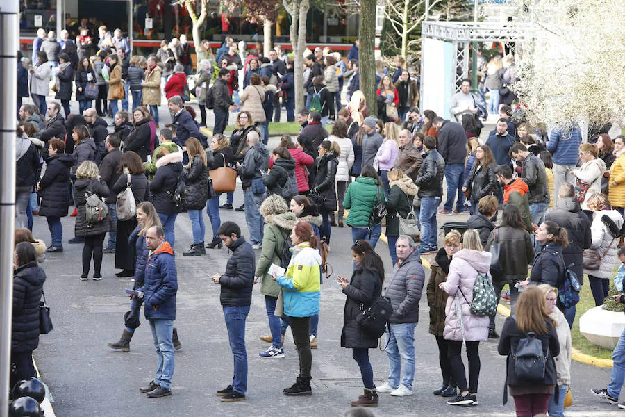 Más de 20.700 personas se han inscrito para presentarse a las oposiciones convocadas por el Sespa para cubrir 232 plazas de auxiliar administrativo. El examen se desarrolla en dos turnos en el ferial Luis Adaro de Gijón.