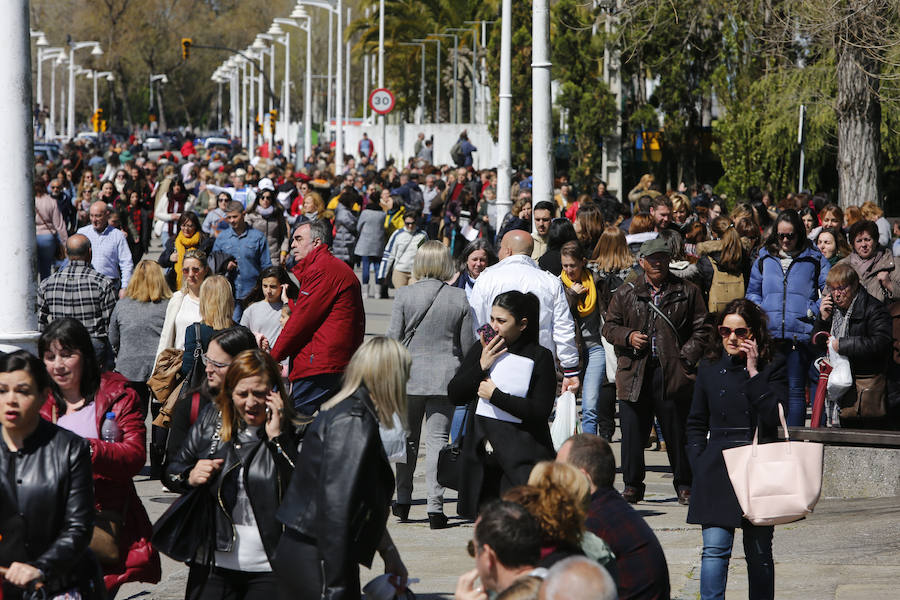 Más de 20.700 personas se han inscrito para presentarse a las oposiciones convocadas por el Sespa para cubrir 232 plazas de auxiliar administrativo. El examen se desarrolla en dos turnos en el ferial Luis Adaro de Gijón.