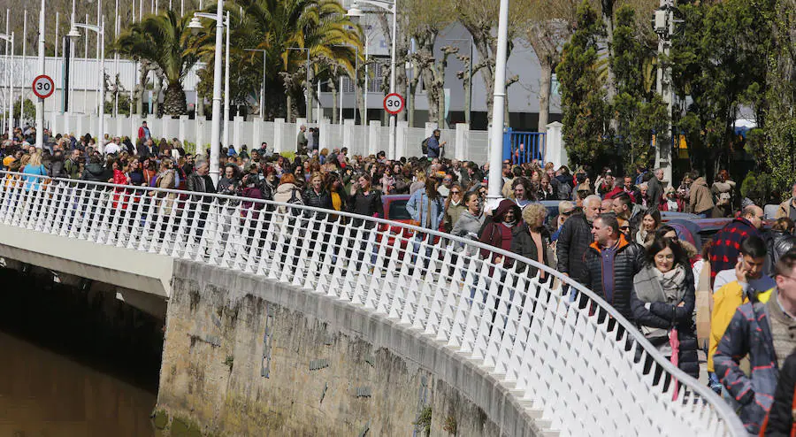 Más de 20.700 personas se han inscrito para presentarse a las oposiciones convocadas por el Sespa para cubrir 232 plazas de auxiliar administrativo. El examen se desarrolla en dos turnos en el ferial Luis Adaro de Gijón.