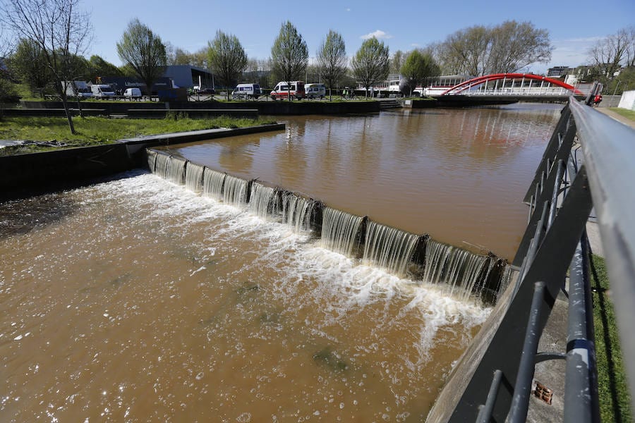 Las últimas lluvias han convertido el río Piles en una espectacular corriente de agua marrón que ha llamado la atención de muchos vecinos.