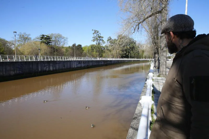 Las últimas lluvias han convertido el río Piles en una espectacular corriente de agua marrón que ha llamado la atención de muchos vecinos.