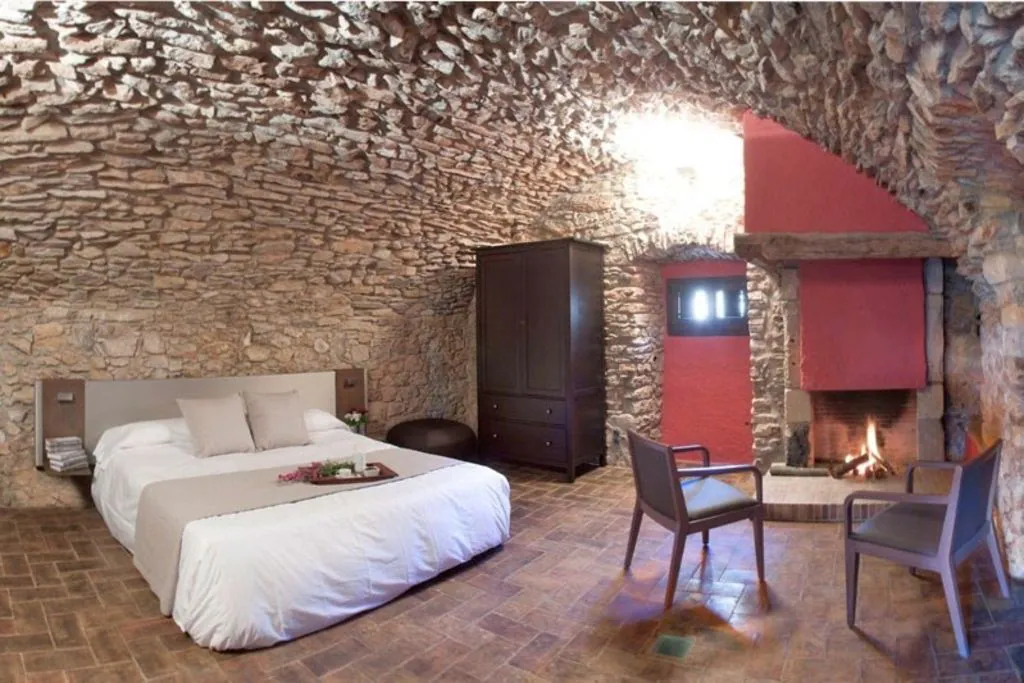 Castell de Garitas - Girona. Casa de vacaciones estilo castillo del siglo XVI. Ha sido completamente reformado para convertirse en un encanto refugio rural con piscina. Castell de Garitas conecta historia con naturaleza a tan solo 5km de las playas de la Costa Brava. Unos 850 m2 de decoración interior y unos jardines de 6500 m2, donde caben15 invitados distribuidos en 5 habitaciones dobles y una familiar en la que caben 4 personas. Todo a un precio que parte de 472 euros la noche.