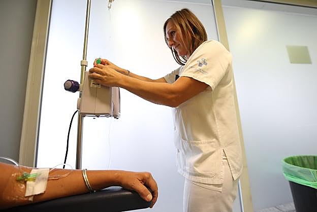 Una de las enfermeras del área de Hematología atiende a uno de los pacientes. 