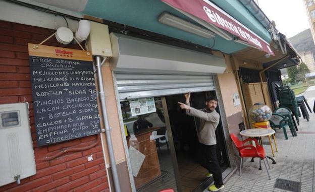 El propietario de una de las sidrerías asaltadas, en Riaño, Langreo. 