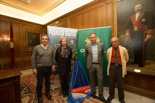 Vicente Domínguez, Mariví Monteserín, Gerardo González y Enrique Blanco momentos antes de la presentación. 