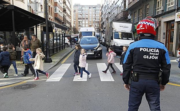 Agentes de la policía local trabajando