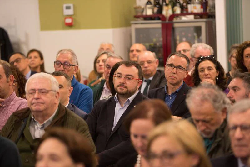 El que fuera jefe de redacción de LA VOZ DE AVILÉS congregó a la sociedad avilesina y buena parte de los dirigentes asturianos en el presentación de su nueva obra 'Dame buenas noticias'.