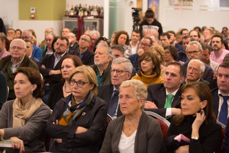 El que fuera jefe de redacción de LA VOZ DE AVILÉS congregó a la sociedad avilesina y buena parte de los dirigentes asturianos en el presentación de su nueva obra 'Dame buenas noticias'.
