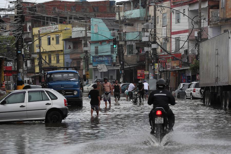 El fuerte temporal de lluvias que azotan la emblemática ciudad de Brasil, desde la noche del lunes hasta ahora, ha dejado una decena de muertos y múltiples daños