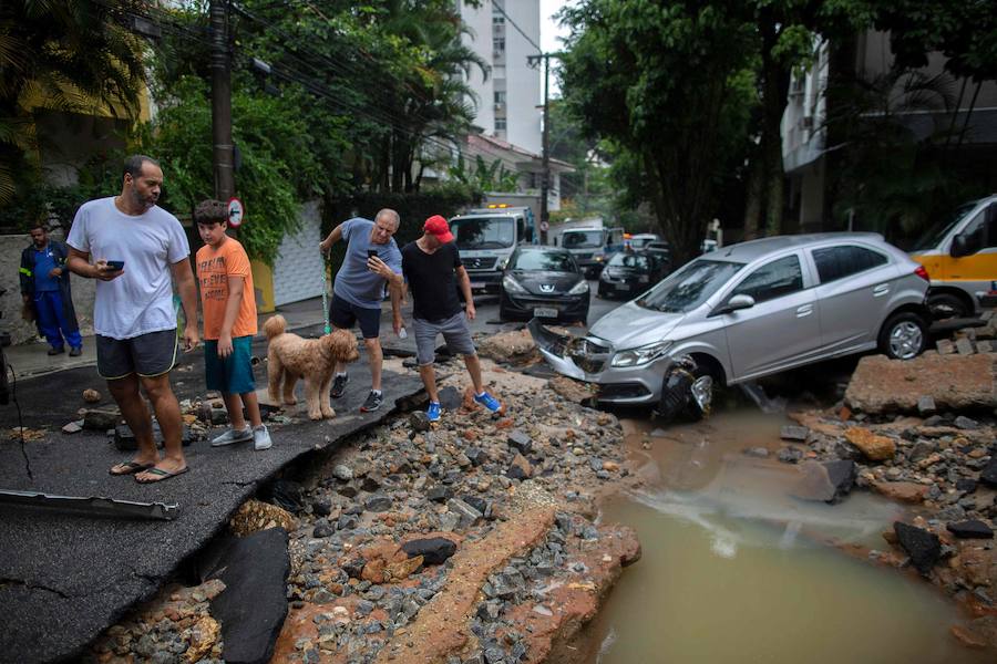 El fuerte temporal de lluvias que azotan la emblemática ciudad de Brasil, desde la noche del lunes hasta ahora, ha dejado una decena de muertos y múltiples daños
