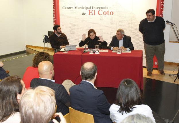 Rubén Hidalgo, Carmen Moriyón y Alvaro Muñiz, en el acto en que la alcaldesa anunció el desbloqueo del plan de vías. 