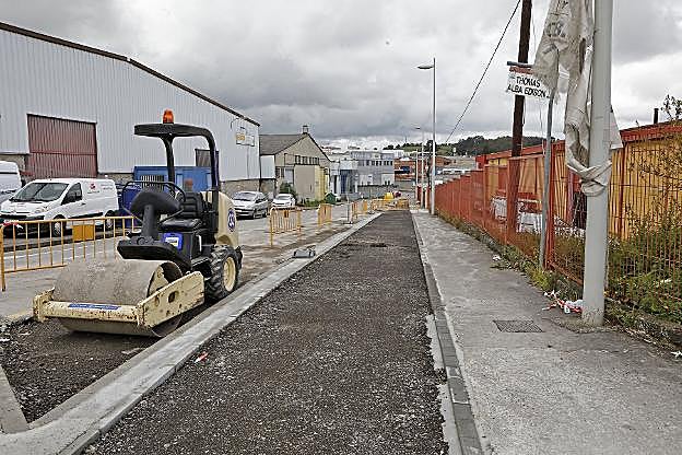 Obras del carril-bici en el polígono de Roces. 