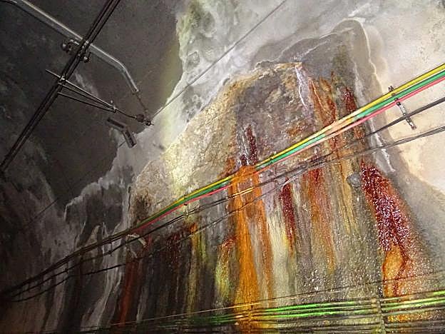 Filtraciones en el túnel de El Caleyo, en la línea ferroviaria entre León y Gijón. 