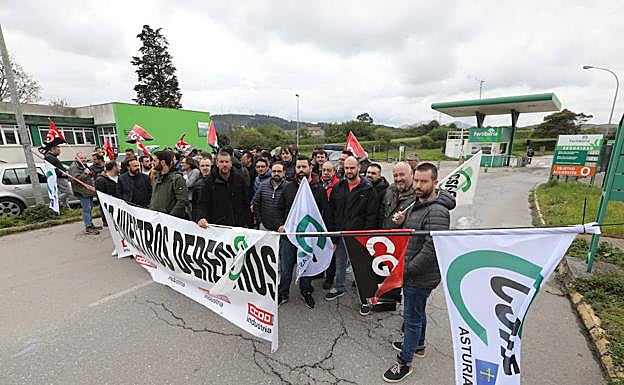 Trabajadores de la empresa se concentraron a la entrada de las instalaciones de Trasona. 