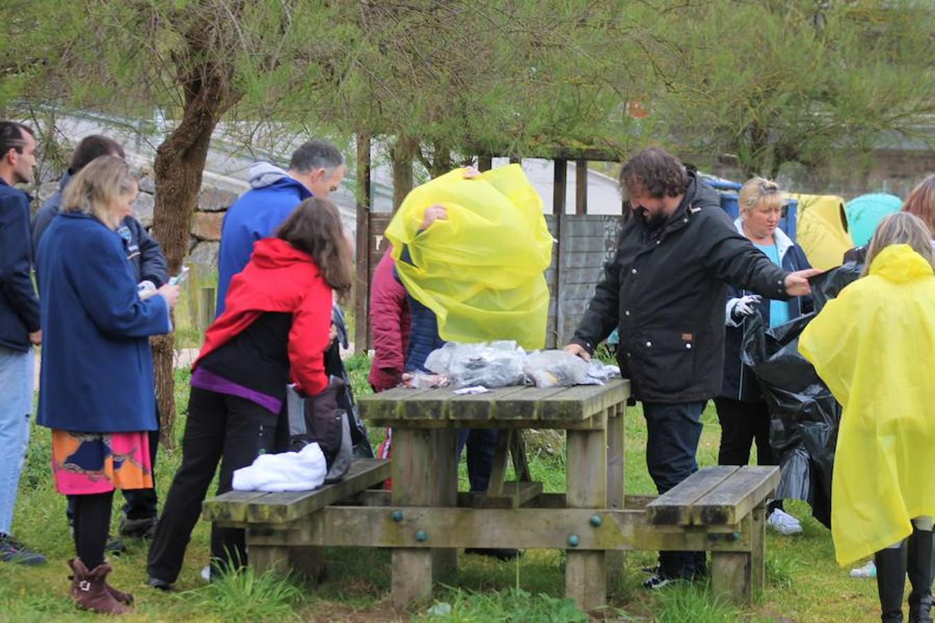 La organización del festival Motorbeach ha llevado a cabo una recogida de residuos en la playa de La Espasa en la que ha participado el Centro Intergeneracional Ciudad de Oviedo «Ovida»