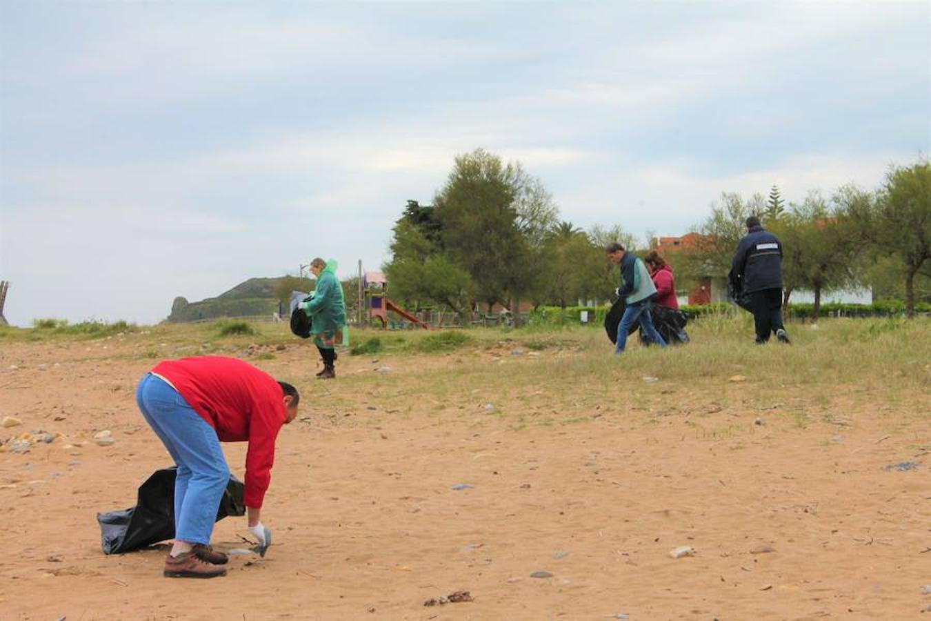 La organización del festival Motorbeach ha llevado a cabo una recogida de residuos en la playa de La Espasa en la que ha participado el Centro Intergeneracional Ciudad de Oviedo «Ovida»