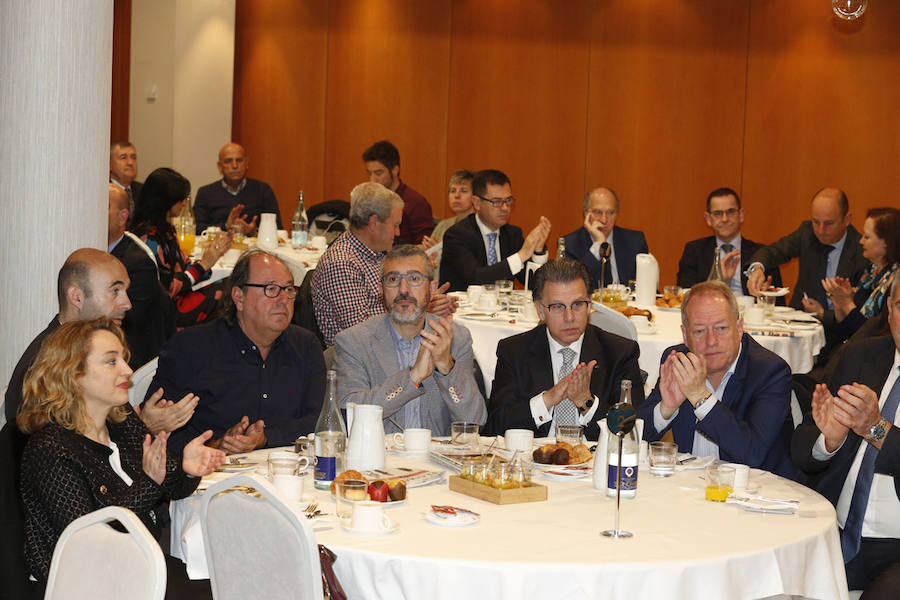 El Hotel Abba Playa de Gijón acogió el evento en el que cuatro expertos analizarone el futuro del área metropolitana de Asturias. La mesa redonda fue moderada por el director del periódico, Marcelino Gutiérrez. El profesor Fermín Rodríguez, el ingeniero Jorge Rodríguez y las economistas Eva Rodríguez y María Calvo fueron los especialistas que participaron en la jornada. 