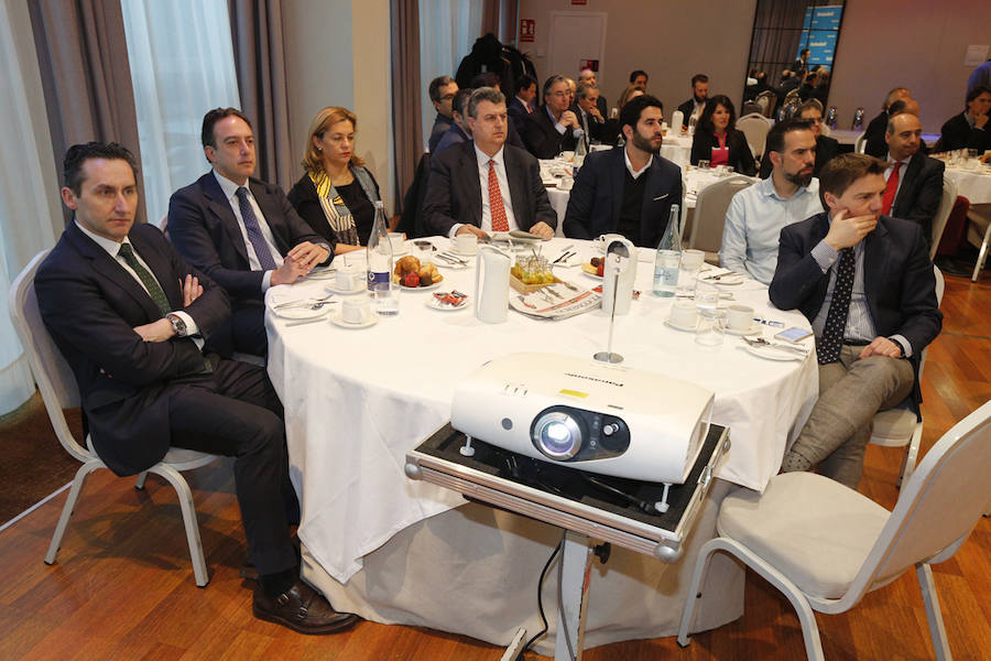 El Hotel Abba Playa de Gijón acogió el evento en el que cuatro expertos analizarone el futuro del área metropolitana de Asturias. La mesa redonda fue moderada por el director del periódico, Marcelino Gutiérrez. El profesor Fermín Rodríguez, el ingeniero Jorge Rodríguez y las economistas Eva Rodríguez y María Calvo fueron los especialistas que participaron en la jornada. 