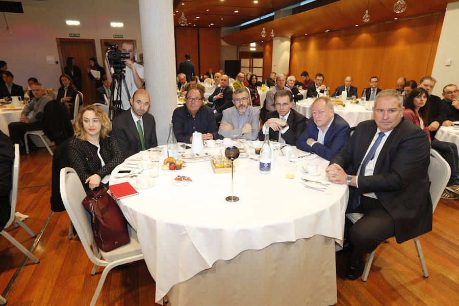 El Hotel Abba Playa de Gijón acogió el evento en el que cuatro expertos analizarone el futuro del área metropolitana de Asturias. La mesa redonda fue moderada por el director del periódico, Marcelino Gutiérrez. El profesor Fermín Rodríguez, el ingeniero Jorge Rodríguez y las economistas Eva Rodríguez y María Calvo fueron los especialistas que participaron en la jornada. 
