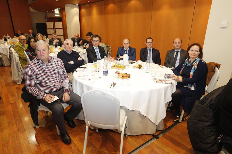 El Hotel Abba Playa de Gijón acogió el evento en el que cuatro expertos analizarone el futuro del área metropolitana de Asturias. La mesa redonda fue moderada por el director del periódico, Marcelino Gutiérrez. El profesor Fermín Rodríguez, el ingeniero Jorge Rodríguez y las economistas Eva Rodríguez y María Calvo fueron los especialistas que participaron en la jornada. 