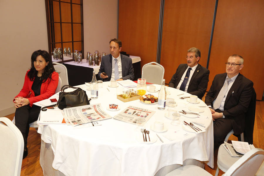 El Hotel Abba Playa de Gijón acogió el evento en el que cuatro expertos analizarone el futuro del área metropolitana de Asturias. La mesa redonda fue moderada por el director del periódico, Marcelino Gutiérrez. El profesor Fermín Rodríguez, el ingeniero Jorge Rodríguez y las economistas Eva Rodríguez y María Calvo fueron los especialistas que participaron en la jornada. 